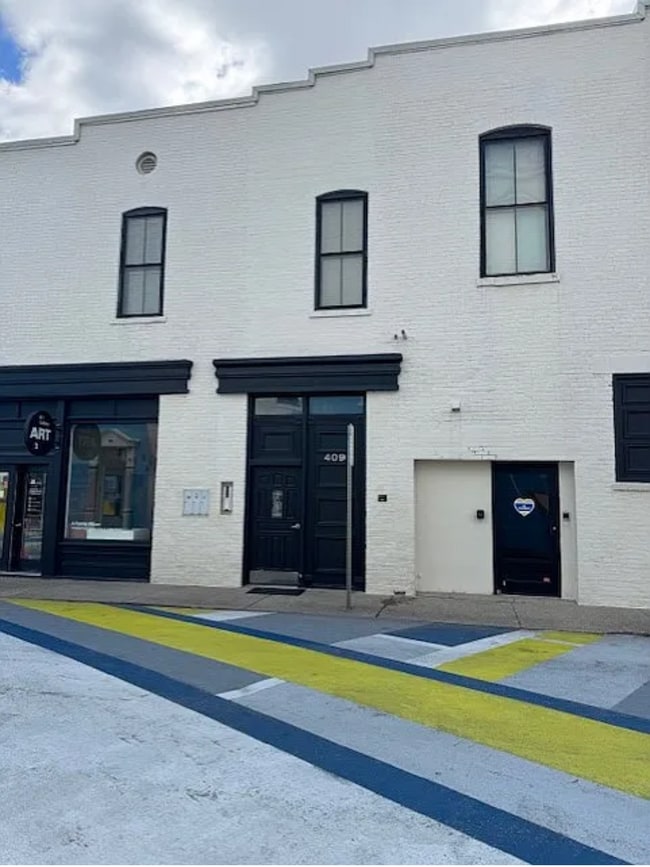 Building Photo - 409 6th St