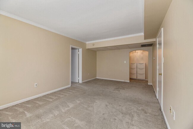 Building Photo - 1817 Queens Ln