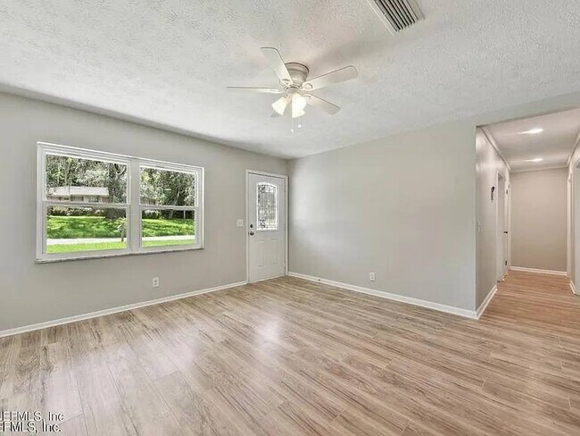 Foto del edificio - 201 Saturn Ln N