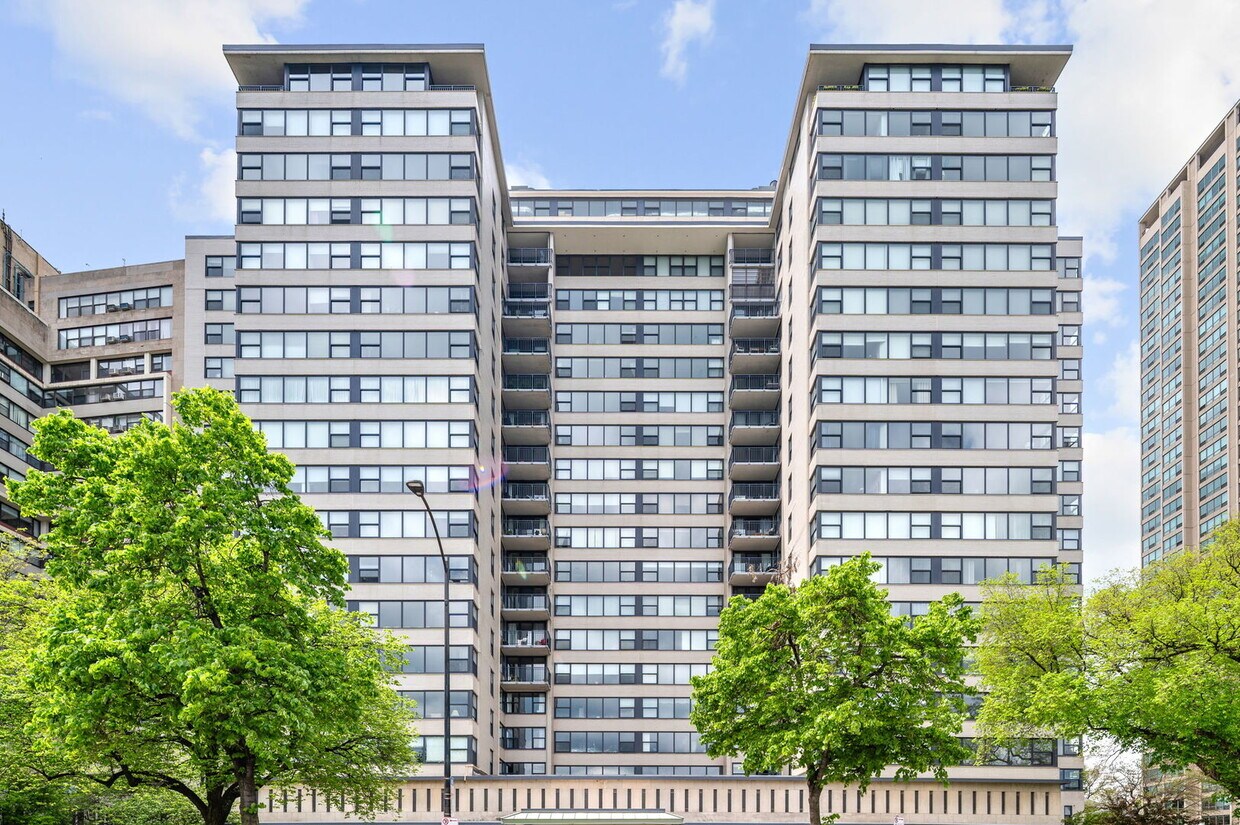 Foto principal - 3440 N Lake Shore Dr