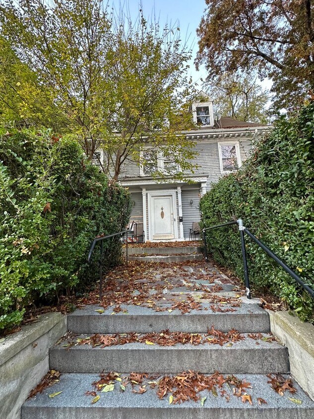 Foto principal - Boston College Students Get Your Friends a...