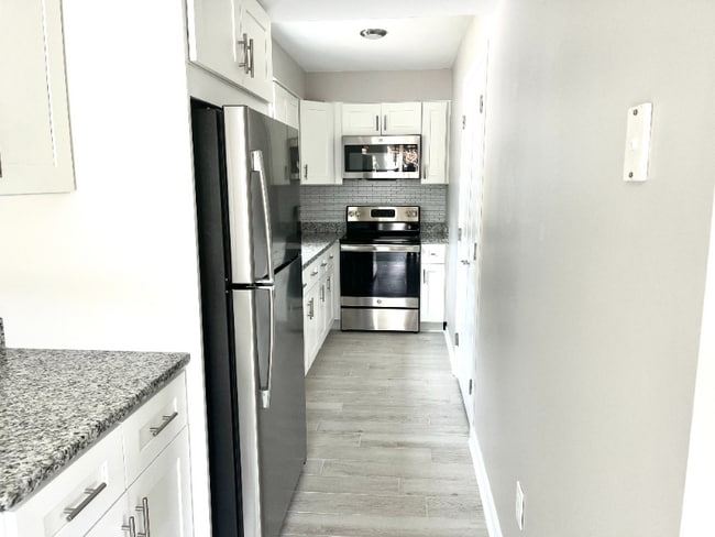 Building Photo - 213 15th Ave S