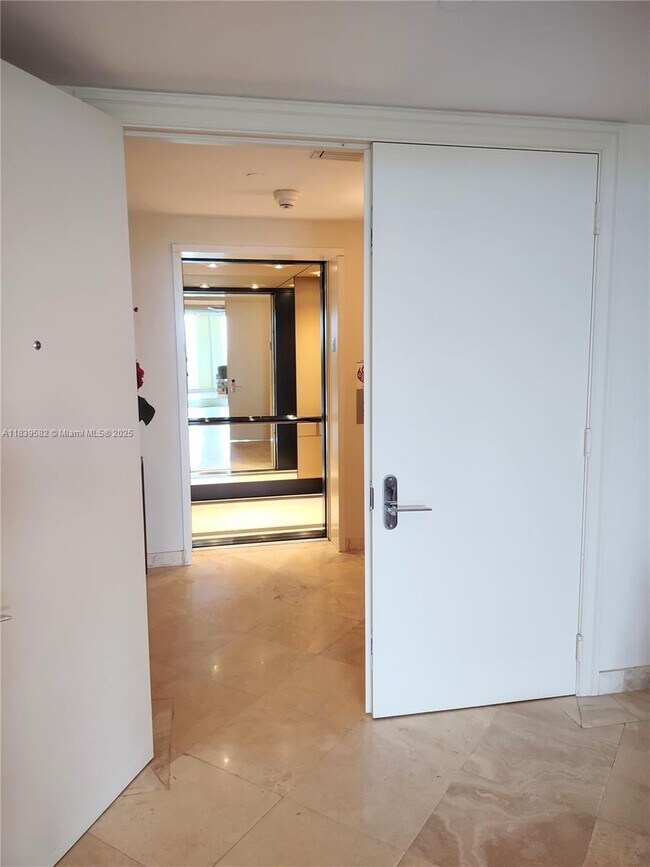 Foto del edificio - 445 Grand Bay Dr