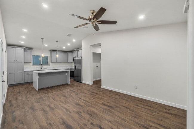 Foto del edificio - Up to $1400 off 1st month!! Vista - 3 bed/...