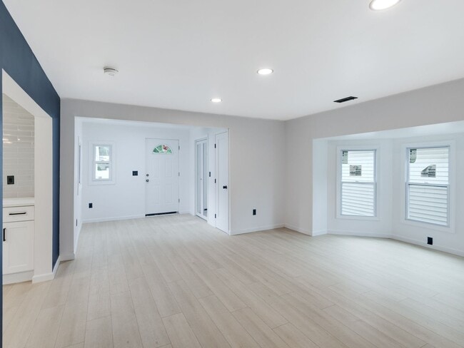 Building Photo - Updated 3-Bedroom Home with New Appliances...
