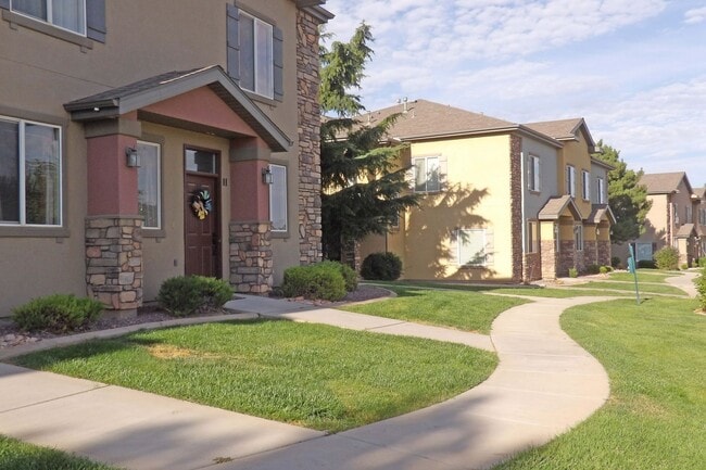 Building Photo - 3 Bedroom Cedar Crossing Townhome