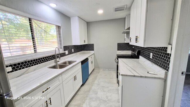 Building Photo - 23054 Banquo Dr