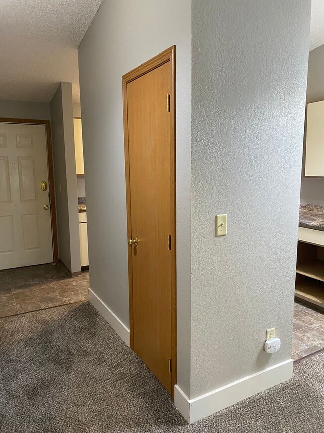 Building Photo - The Easy-Living Apartment You've Been Looking For!