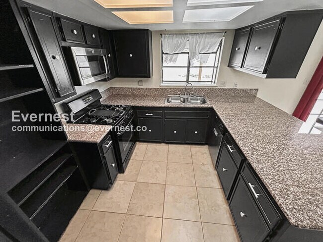 Foto del edificio - 4 Bed/3 Bath Home with Garage / Pet-Friendly / Vouchers Accepted / Available Now!