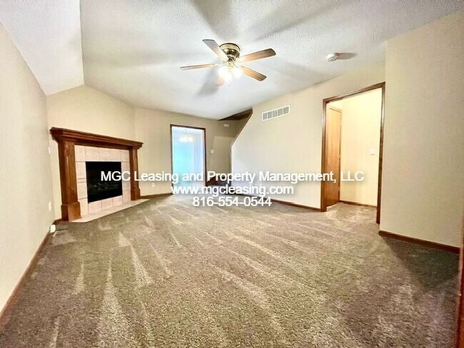 Foto del edificio - Charming Raymore Retreat with Extra Storag...