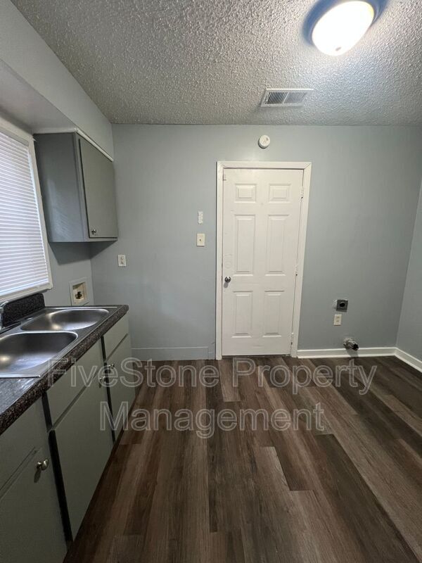 Building Photo - 1300 Robin Hood Ln