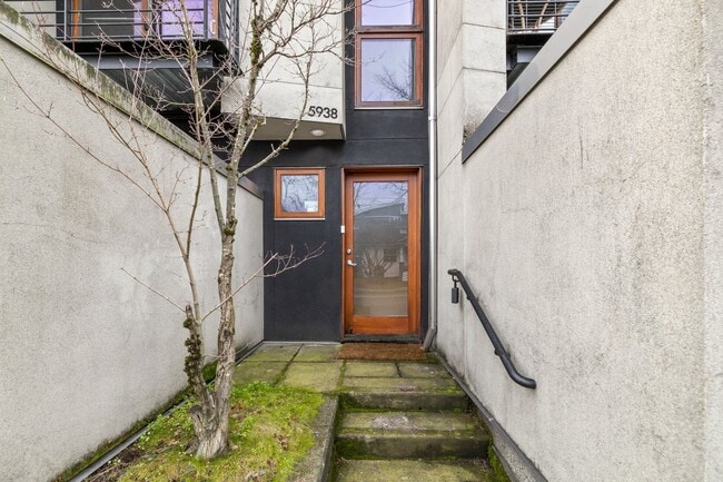 2 BR 2 BA Townhome in North Tabor- 3 Levels! - 2 BR 2 BA Townhome in North Tabor- 3 Levels!