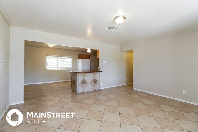 Building Photo - 3908 W Lewis Ave