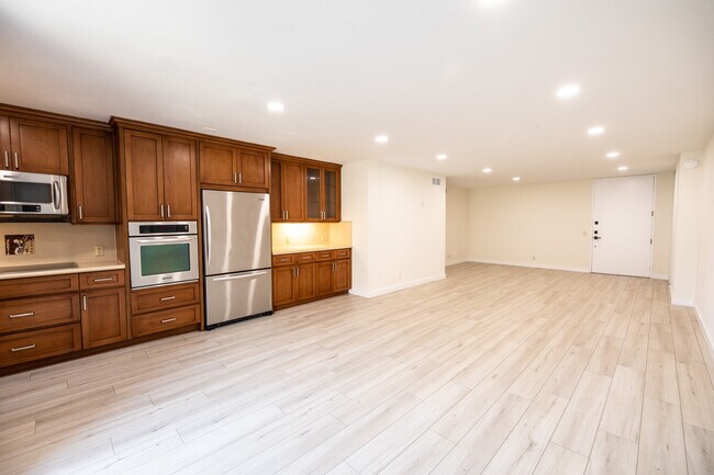 Building Photo - 10751 Wilshire Blvd