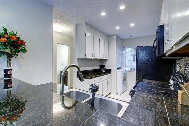 Foto del edificio - 2 br, 1.5 bath Condo - 7122 Wood Hollow Dr...