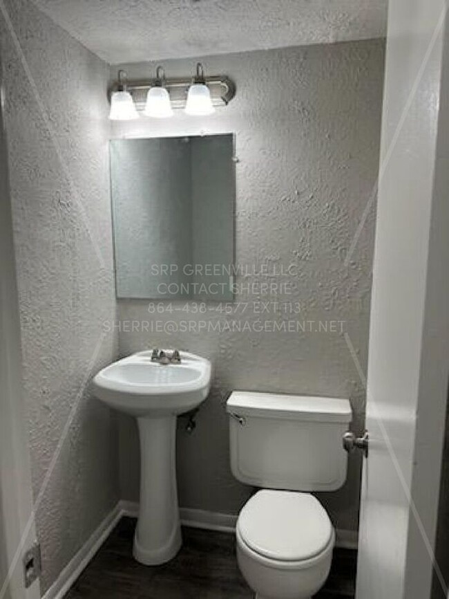 Building Photo - 3 Bedroom Townhome @ Northway Townhomes in...