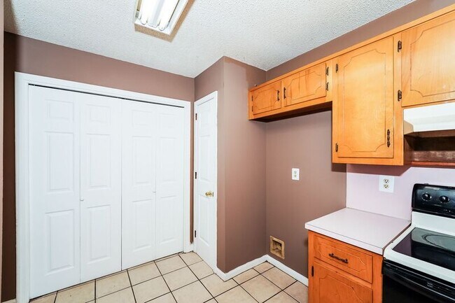 Building Photo - 2543 Hampstead Dr