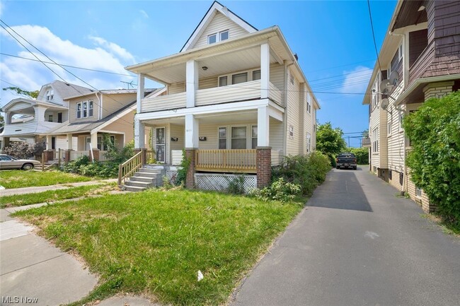 Building Photo - 1394 Larchmont Rd