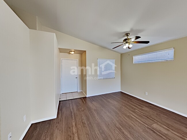 Foto del edificio - 16185 W Washington St