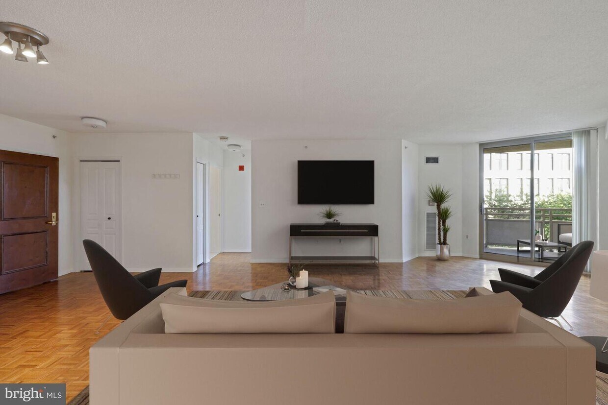 Foto principal - 7111 Woodmont Ave