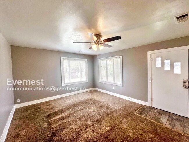 Foto del edificio - 3 Bed, 1 Bath Home with Great Comforts / C...