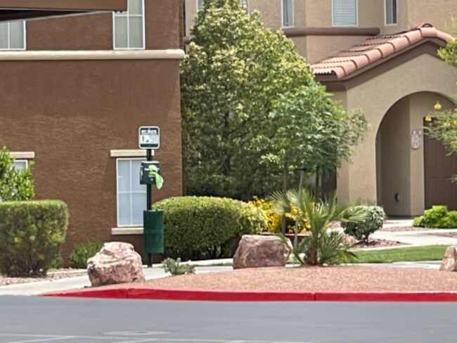 Foto del edificio - 3910 Legend Hills St