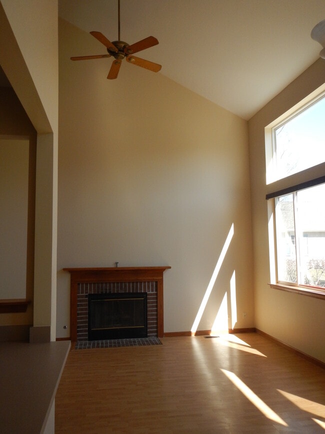 Family Room - 1325 Providence Cir