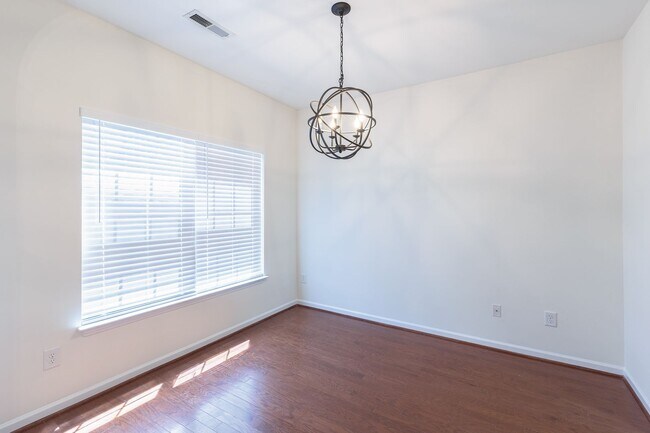 Foto del edificio - 5907 Landerwood Dr