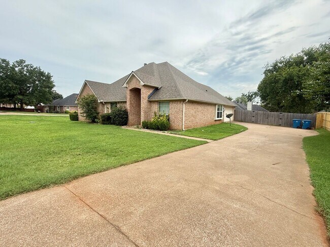 Foto del edificio - Charming 4-bed/2-bath in Bullard’s Legacy Estates!