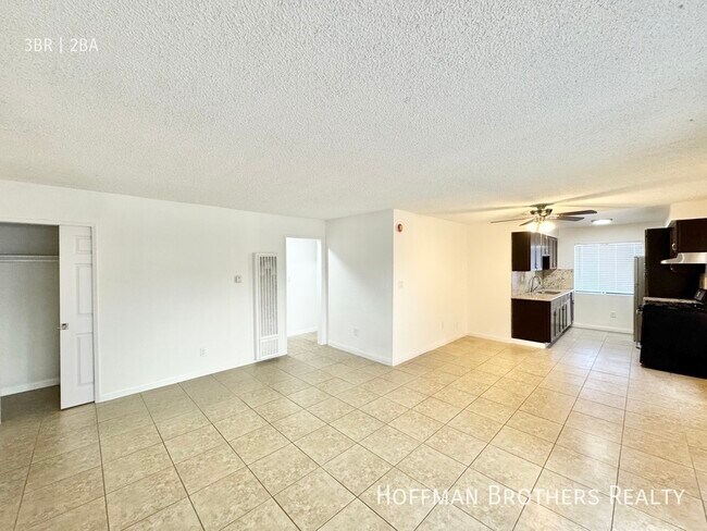 Foto del edificio - 9050 Tobias Ave