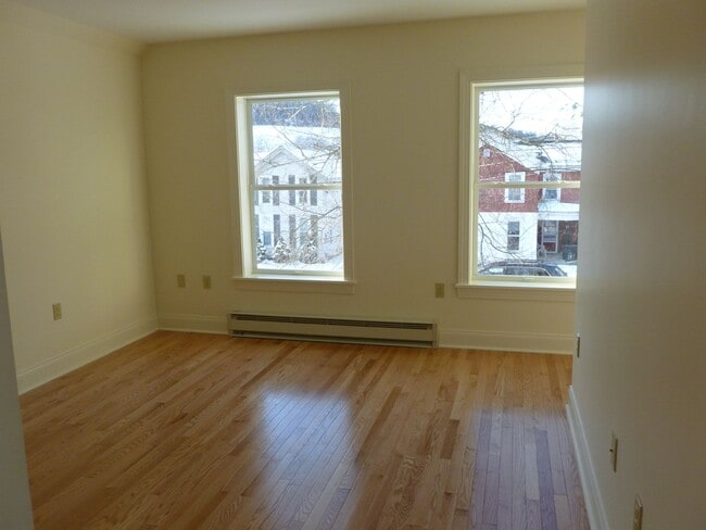 Building Photo - Milford St - 025