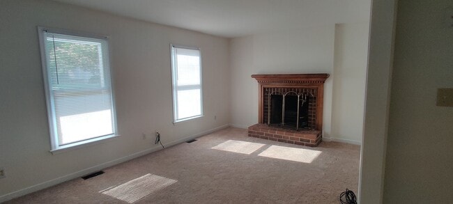 Building Photo - 3 bedroom home with fenced rear yard