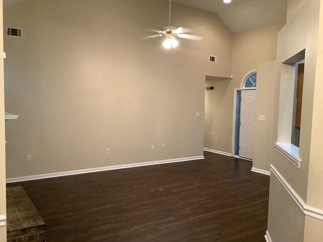 Foto del edificio - 108 Oak Grove Ln