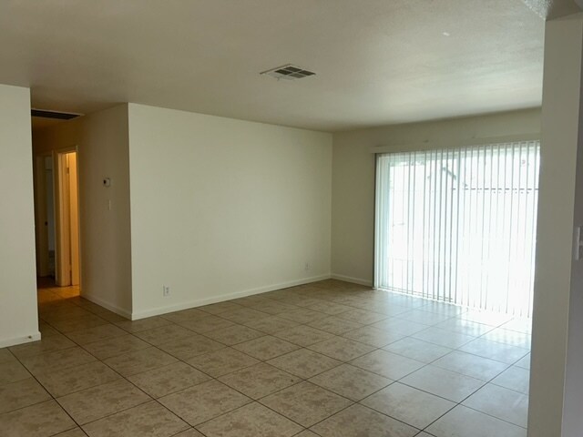 Building Photo - 4060 Oakhill Ave