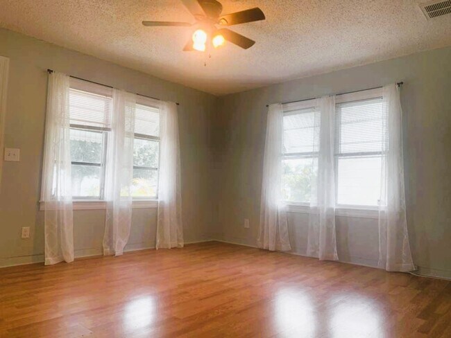 Foto del edificio - Charming 2 Bedroom 1 Bath in Central Gulfport