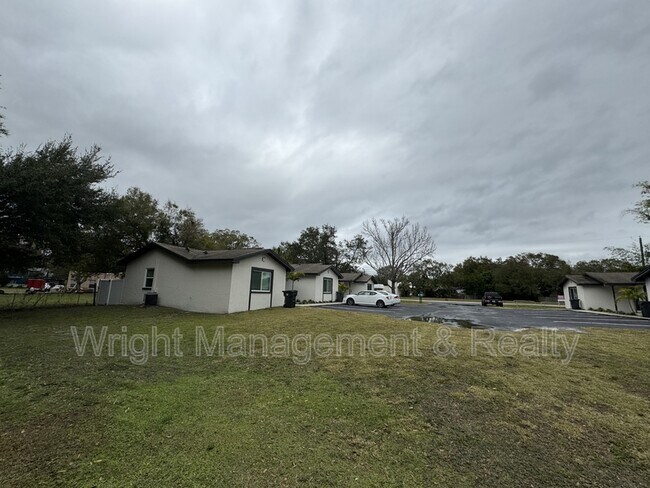 Building Photo - 206 St Petersburg Dr E