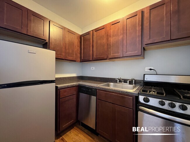 Foto del edificio - 818 W Diversey Pkwy