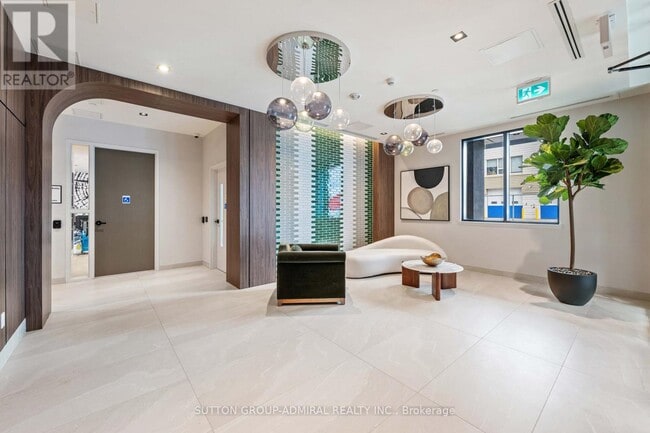 Building Photo - 758 Dovercourt Rd