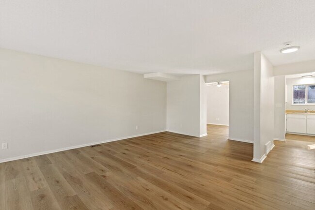 Building Photo - 872 London Green Way