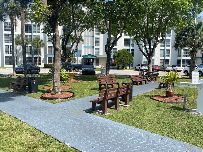 Foto del edificio - 17620 Atlantic Blvd