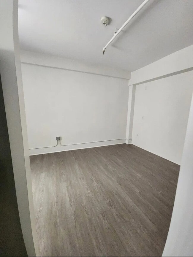 Building Photo - 1055 6th Ave