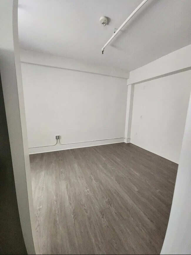 Dormitorio - 1055 6th Ave
