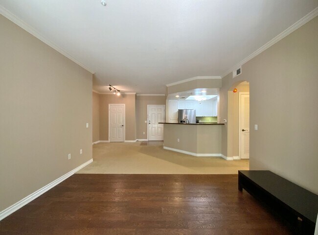 Foto del edificio - Spacious Condo in Regents w/Laundry, Parki...