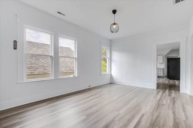 Building Photo - 3 Bedroom available in Goose Hollow!