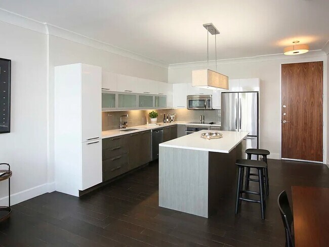 Building Photo - Experience Luxury Living in the Heart of H...
