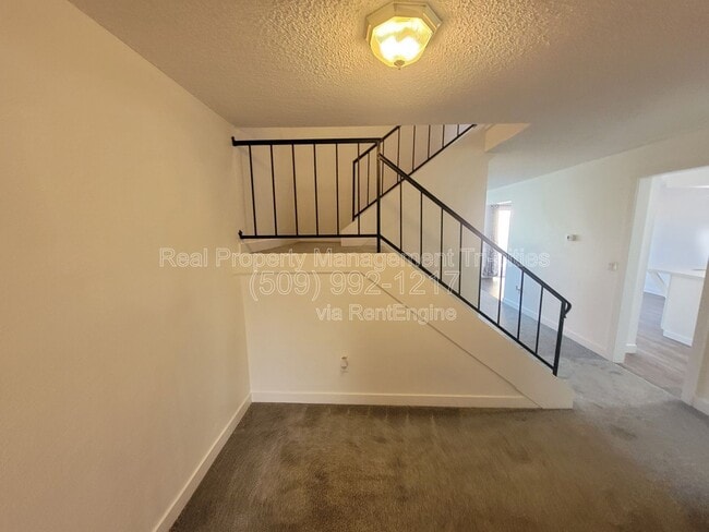 Building Photo - 444 Greenbrook Pl