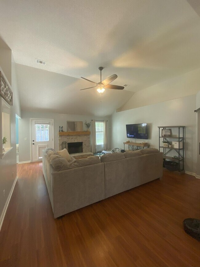 Foto del edificio - Beautiful 3 Bedroom Home with Fireplace & Private Backyard in Pooler