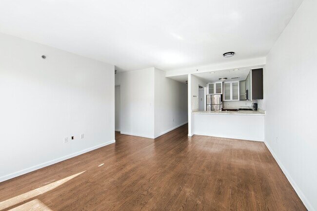 Building Photo - SUNNY 2 BEDROOM WITH PARK VIEWS