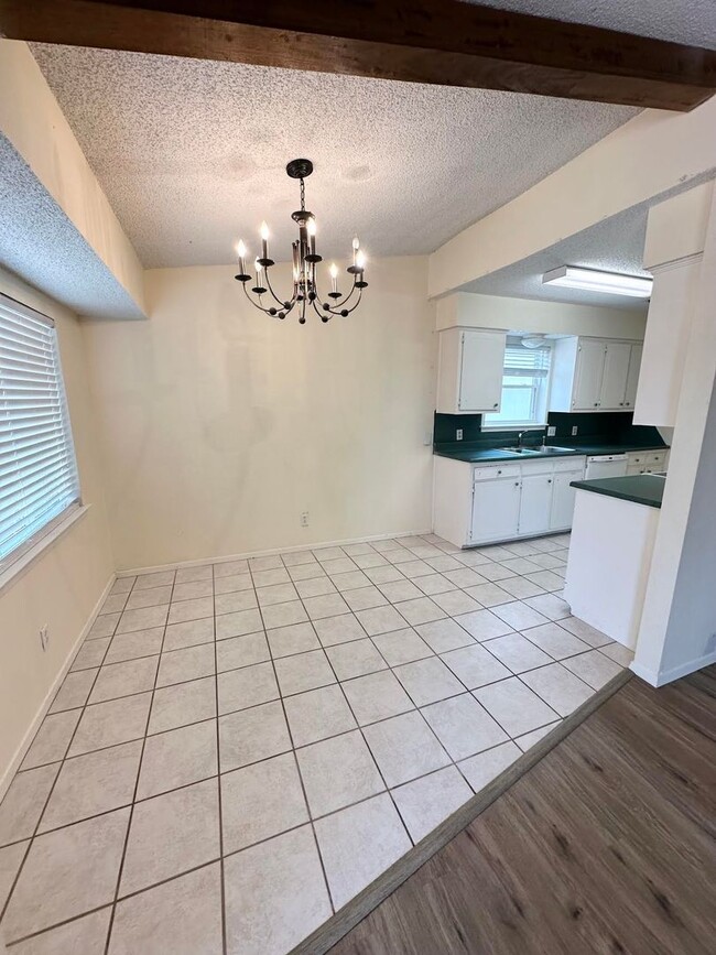 Foto del edificio - 3 Bedroom 2 Bathroom For Rent