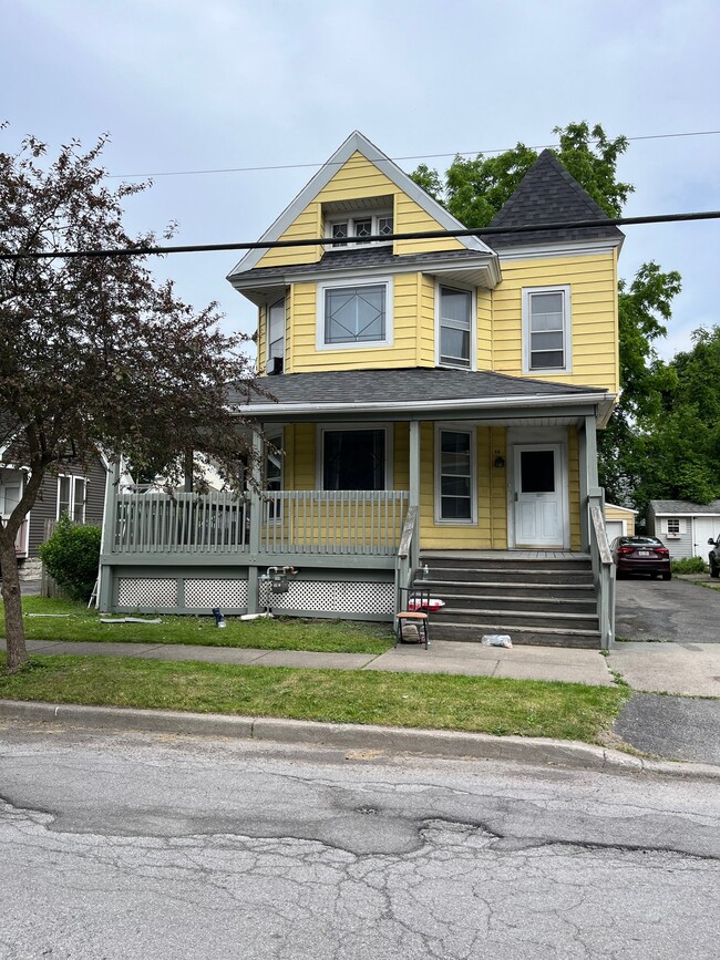 Building Photo - 10 Dellinger Ave